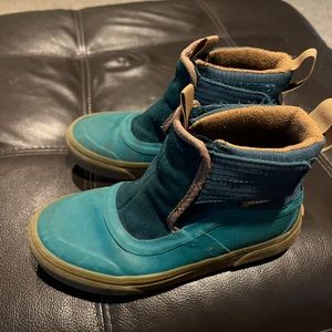 Kids VANS MTE waterproof winter shoes. Size 3.